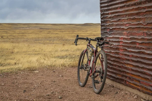 Schotterfahrrad Einer Alten Wellblechscheune Colorado Frühlingshafte Landschaft Des Speckstein Prairie — Stockfoto