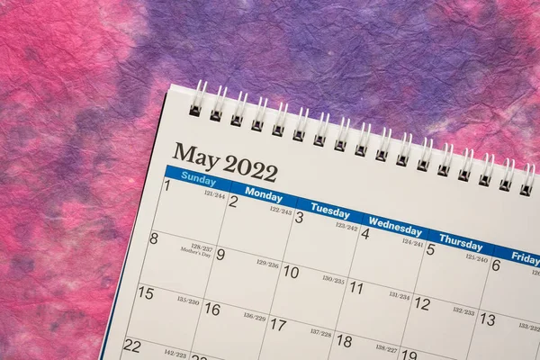 Μάιος 2022 Σπειροειδές Ημερολόγιο Επιφάνεια Εργασίας Κατά Πολύχρωμο Μαρμαροειδές Χαρτί — Φωτογραφία Αρχείου