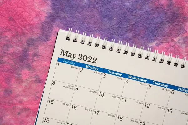 Maj 2022 Spiral Desktop Kalender Mot Färgglada Marmorerat Papper Tid — Stockfoto