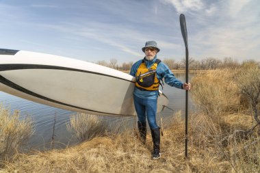 Kolorado 'da bir göl kıyısında kürek çeken yaşlı bir kürekçi.