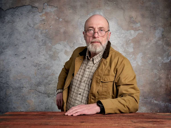 Casual Portrait Bearded Senior Man Glasses Leaning Rustic Wooden Table — ストック写真