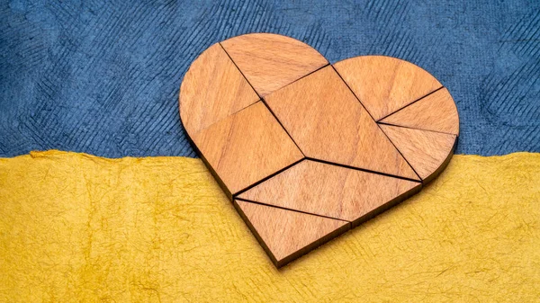 Corazón Tangram Contra Abstracto Papel Colores Bandera Nacional Ucrania Azul — Foto de Stock
