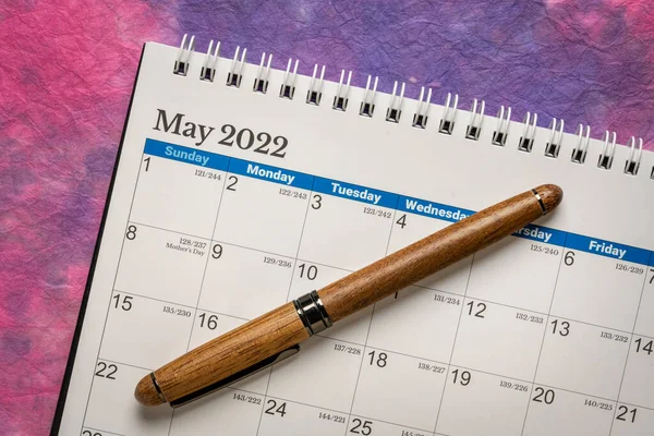 Μάιος 2022 Σπειροειδές Ημερολόγιο Επιφάνειας Εργασίας Ένα Κομψό Στυλό Κατά — Φωτογραφία Αρχείου