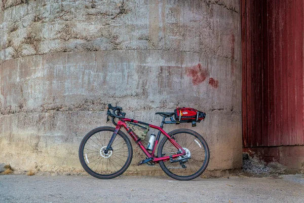 Fort Collins, CO, ABD - 9 Nisan 2022: Trek tarafından kontrol noktası SL6 çakıl bisikleti, koltuk askısı ve bagaj çantası Arkel ve Oveja Negra çerçeve çantası, Colorado 'nun eski kırsal kesiminde bahar gezisi sırasında.