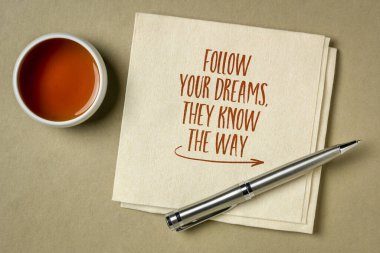 Hayallerini takip et, onlar yolu biliyor - peçetedeki ilham verici el yazısı, çay, yaşam tarzı ve kişisel gelişim konseptiyle düzleşmek
