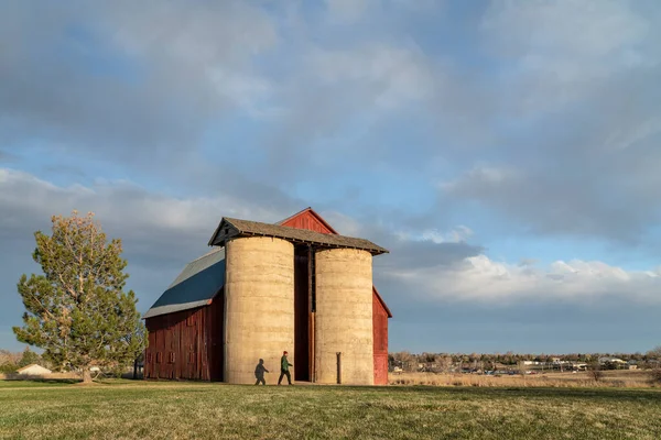 Mannelijke Wandelaar Bij Oude Rode Schuur Met Tweelingsilo Colorado Uitlopers — Stockfoto