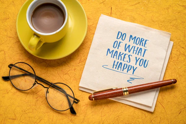 あなたを幸せにするものの詳細を行う ナプキンにインスピレーションを与える手書き コーヒーとフラットレイアウト 幸福と個人的な開発コンセプト — ストック写真