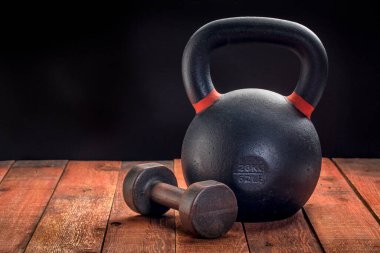 ağırlık - ağır demir kettlebell ve ahşap rustik güvertede halter - bir ev jimnastik salonu konsept egzersiz