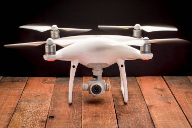 Fort Collins, Co, Amerika Birleşik Devletleri - 23 Şubat 2017: ile DJI indeks işlem Phantom 4 pro quadcopter dron pervaneleri rustik ahşap bir masa üzerinde dönen.