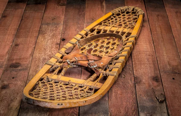 老式的熊爪子滑雪鞋乡村谷仓木背景 — 图库照片
