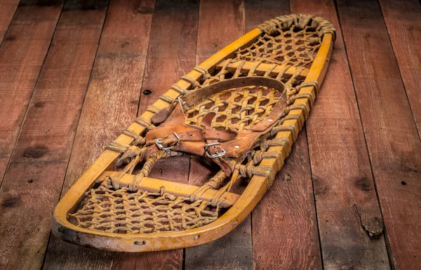 Vintage Bear Paw Sneeuwschoentrails Tegen Rustieke Schuur Houten Achtergrond — Stockfoto