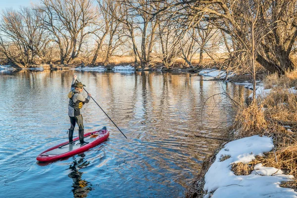 Wstać Wioślarza Poling Płytkiej Rzeki Cache Poudre Colorado Zimowej Scenerii — Zdjęcie stockowe