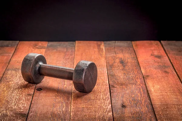 Vintage Eisen Rosthantel Auf Verwittertem Rotem Scheunenholzhintergrund Fitnesskonzept — Stockfoto