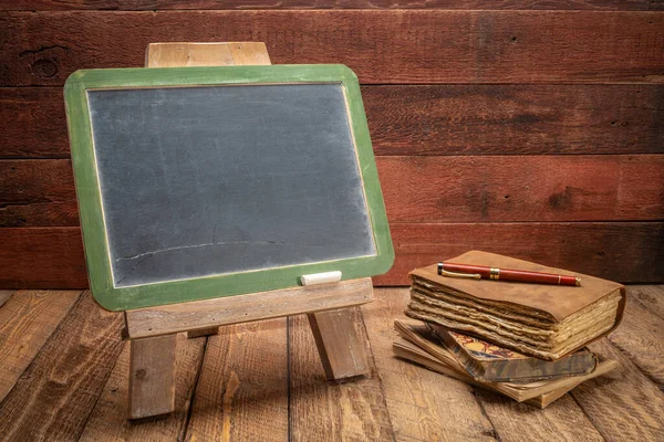 Leeres Schiefertafel Staffelei Schild Auf Rustikalem Verwittertem Holz Mit Alten — Stockfoto