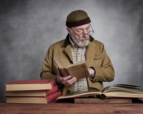 Sakallı Yaşlı Bir Adamın Eski Kitapları Okuyup Gezerken Sıradan Bir — Stok fotoğraf