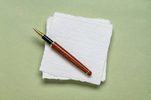 Kleines Quadratisches Blatt Weißes Khadi Papier Mit Stilvollem Stift Gegen — Stockfoto