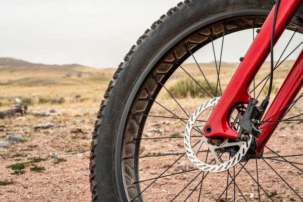 Voorwiel Van Een Vette Mountainbike Met Een Hydraulische Schijfrem Aan — Stockfoto