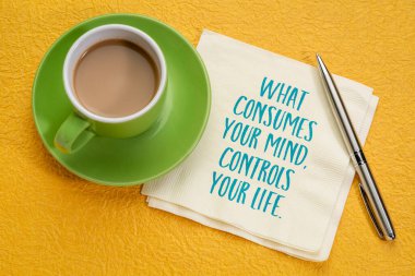 Zihninizi tüketen, hayatınızı kontrol eden, peçetedeki ilham verici el yazısı, kahve, zihniyet, yaşam tarzı ve kişisel gelişim konsepti.