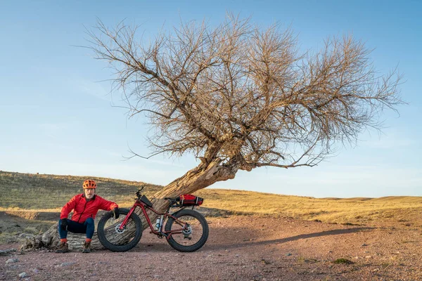 Cycliste Masculin Âgé Avec Gros Vélo Montagne Repose Arbre Solitaire — Photo