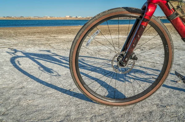 가벼운 자갈로 앞바퀴 호수가에 뼈대가 여행용 자전거 콜로라도 보이드 레이크 — 스톡 사진