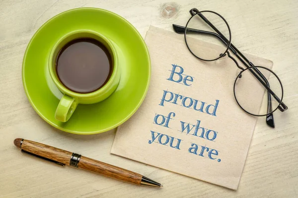用咖啡 成功和个人发展的理念 在餐巾上写下鼓舞人心的笔迹 这让你感到自豪 — 图库照片