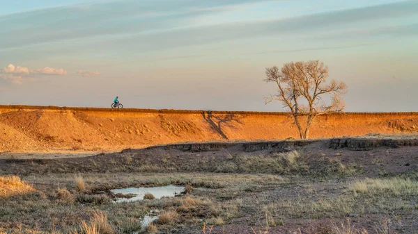Samotny Rowerzysta Jeżdżący Grubym Rowerze Górskim Klifie Północnych Łąkach Kolorado — Zdjęcie stockowe