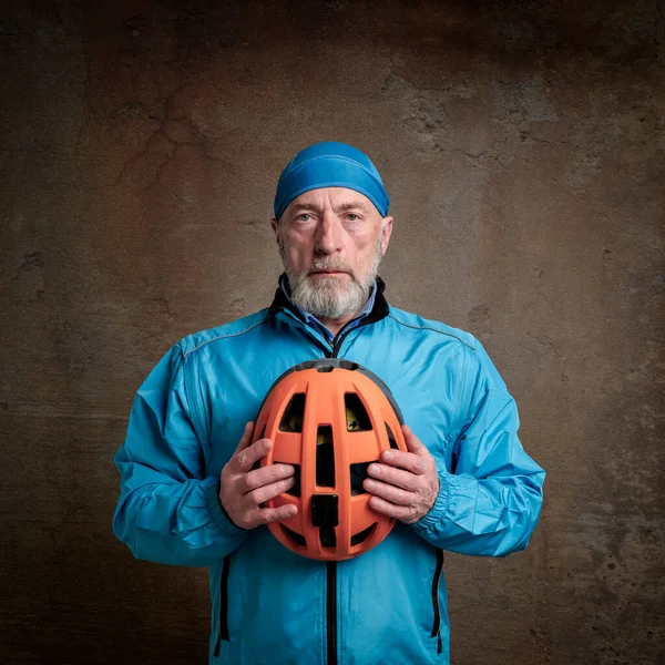 Portré Idősebb Férfi Kerékpáros Fényes Kék Kerékpáros Kabát Koponya Sapka — Stock Fotó