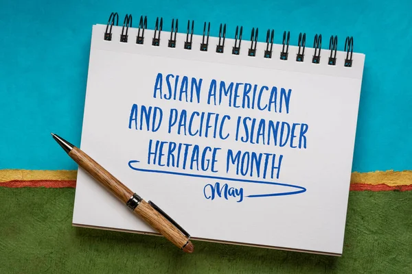 アジア系アメリカ人と太平洋系アメリカ人の遺産5月 抽象的な風景に対するスケッチブックに手書きで 文化イベントを思い出させる — ストック写真