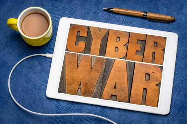 Cyber War Woorden Vintage Letterpers Houtsoort Een Digitaal Tablet Cyberwarfare — Stockfoto