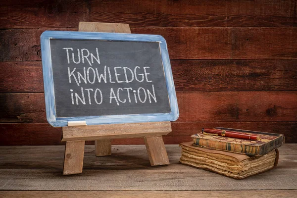 知識を行動に移す レトロな教室のヴィンテージスレートの黒板にやる気のあるアドバイス — ストック写真