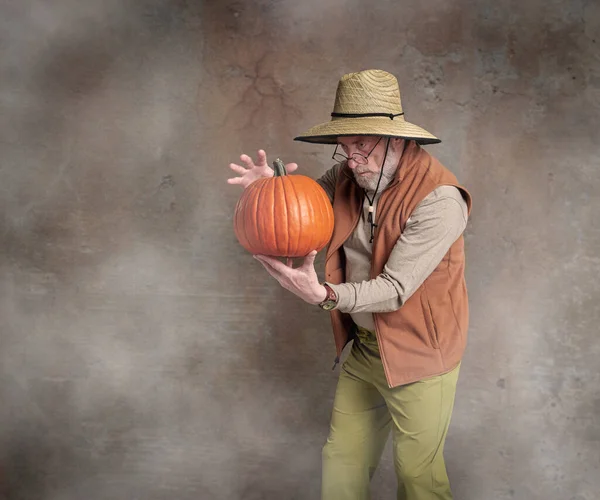 Portrait Senior Bearded Man Straw Hat Looking Intensely Pumpkin Foggy — Foto Stock