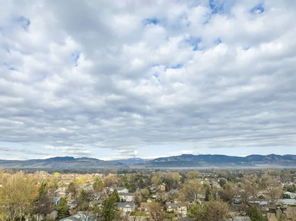 コロラド州北部のフォート コリンズやロッキー山脈の麓の空中風景 劇的な雲を持つ早春の風景 — ストック写真