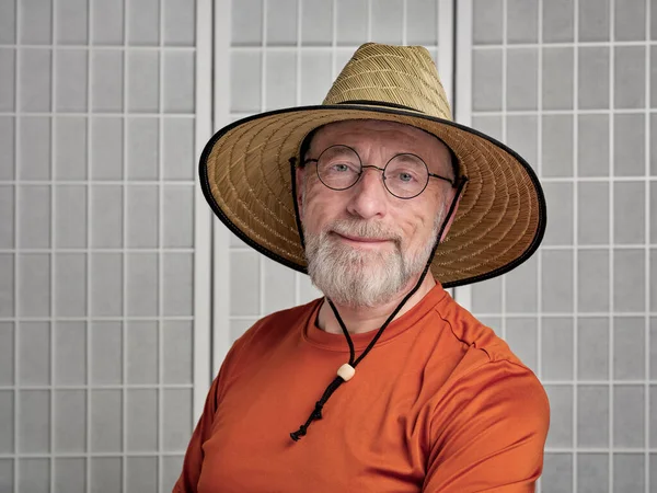 Retrato Casual Homem Sênior Feliz Sorridente Usando Chapéu Sol Palha — Fotografia de Stock