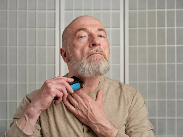 Bald Bearded Senior Man Using Electric Razor Shave His Neck — Stok fotoğraf