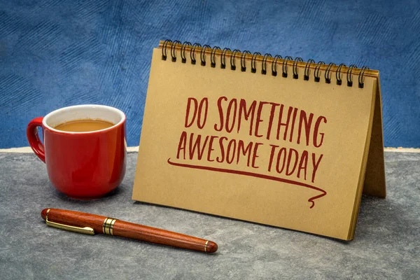 Something Awesome Today Inspirational Advice Reminder Handwriting Spiral Notenbook Cup — Stock Photo, Image