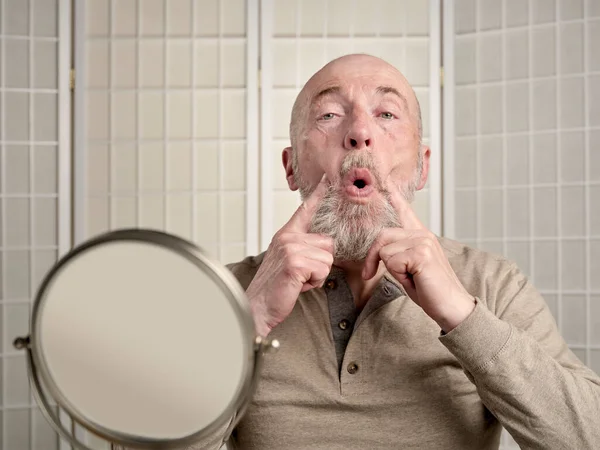 长胡子的老年人的头像和肩像 做面部强光运动 护目镜 自我护理的概念 — 图库照片