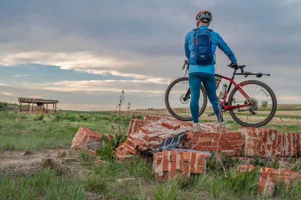 Cycliste Masculin Avec Vélo Gravier Sur Les Restes Silo Bâtiment — Photo