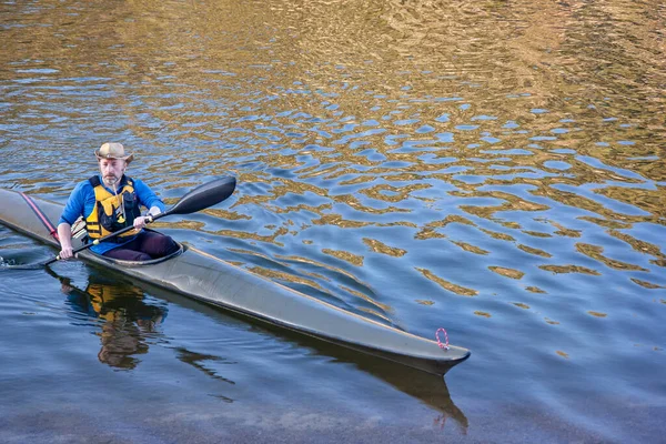 Mature Male Paddler Long Narrow Racing Sea Kayak Wing Paddle — Fotografia de Stock