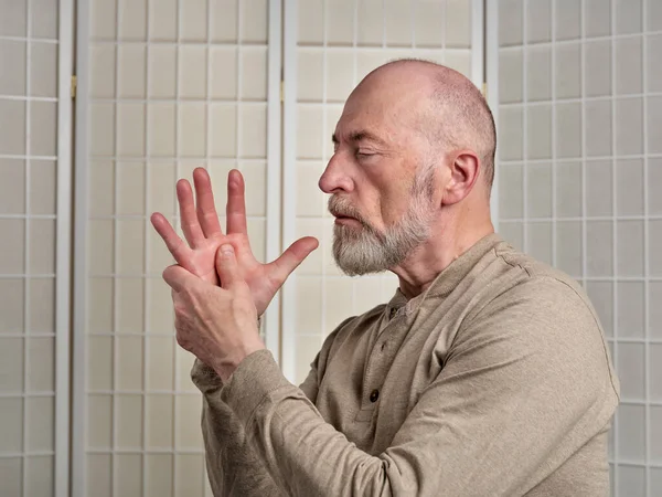 Eline Kendine Masaj Konseptine Refleksoloji Terapisi Uygulayan Yaşlı Bir Adamın — Stok fotoğraf