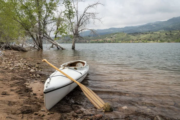 Decked Exdition Canoe Wooden Paddle Shore Mountain Lake Zbiornik Konny — Zdjęcie stockowe