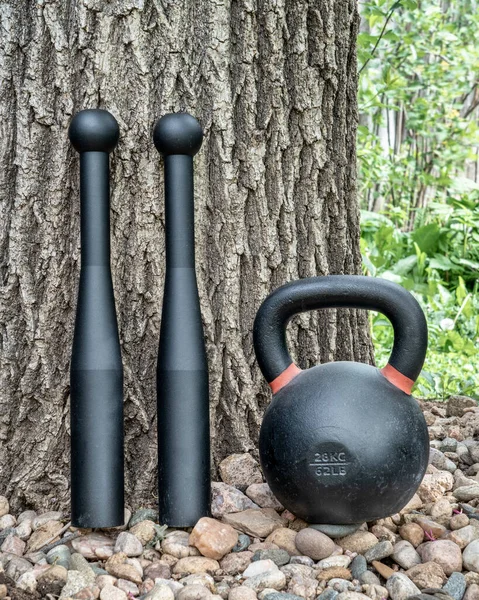 Par Clubes Aço Kettlebell Quintal Conceito Aptidão Funcional Clubes Pesados — Fotografia de Stock