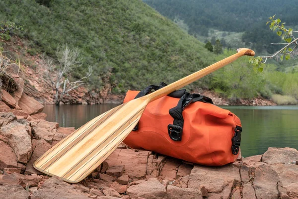 Houten Kano Peddelen Waterdichte Duffel Een Rotsachtige Oever Van Berg — Stockfoto