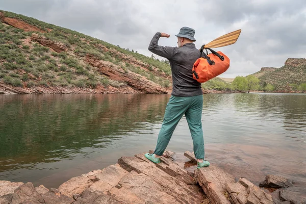 Pagayeur Mâle Avec Une Pagaie Bois Canot Duffel Imperméable Sur — Photo