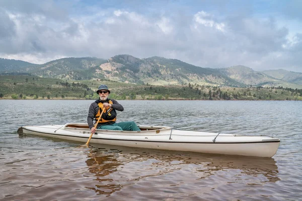 Hombre Mayor Con Chaleco Salvavidas Está Remando Una Canoa Expedición — Foto de Stock