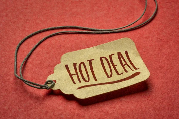 Hot Deal Teken Een Papieren Prijskaartje Tegen Getextureerd Rood Papier — Stockfoto