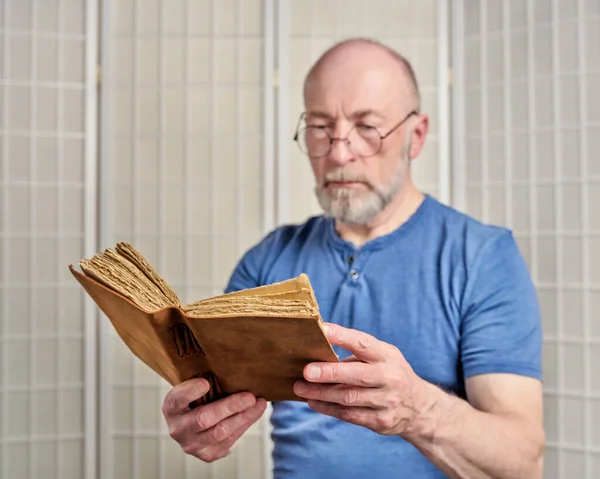 Senior Man Leest Een Oud Boek Dagboek Focus Een Boek — Stockfoto
