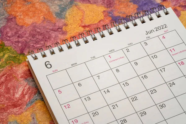Junio 2022 Espiral Calendario Escritorio Contra Brillante Colorido Hecho Mano — Foto de Stock
