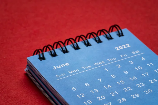 Июнь 2022 Синий Спиральный Настольный Календарь Фоне Красной Бумаги Ручной — стоковое фото