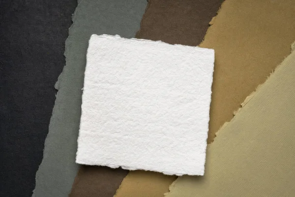 Pequena Folha Quadrada Papel Khadi Branco Branco Contra Papel Abstrato — Fotografia de Stock