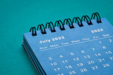 Temmuz 2022 - El yapımı kağıt, zaman ve iş konseptine karşı spiral masaüstü takvimi